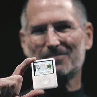 Jobs drži v rokah ipod nana