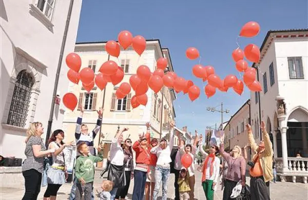 Doklej bo Titov trg v Kopru še “rdeč”