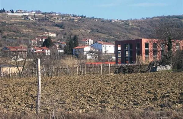 Hitra cesta Jagodje-Lucija bo na plan pogledala pod lucanskim hribom (za rdečo stavbo na fotografiji)