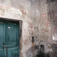 Čedalje bolj bledi  grafiti v vasici Čehovini: Živela IV. armada in Tito je zmagal