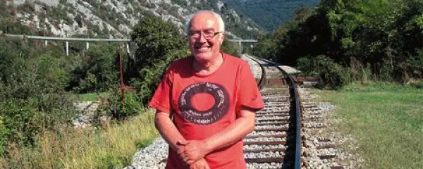 Aleš Berger v Solkanu, za njim pa  most, s katerega je pred leti skočil, kajpak privezan