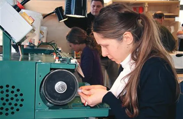 Študentje obdelave kamna  se  naučijo tudi obdelave poldragih kamnov, imenovanih  kabošoni. Z brušenjem  poudarjajo njihovo  barvo, prozornost in sijaj, da postane vsak  unikatni izdelek.