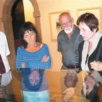 Razstavo, po kateri je vodila kustosinja Breda Ilich Klančnik (desno), so si predhodno ogledali novinarji, kustos dobrovskega gradu Herko Saksida in tudi briški župan Franc Mužič (levo). V vitrinah je  prvič javnosti na ogled korespondenca med obema umetnikoma.   