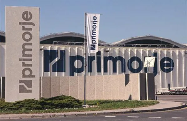 Zaposleni v Primorju so danes dobili šestino letnega regresa