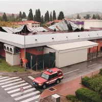 Močna burja je v Šempetru s poslopja Eurospina odnesla streho
