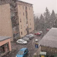 Snežni metež z burjo je včeraj zgodaj popoldne presenetil Postojnčane