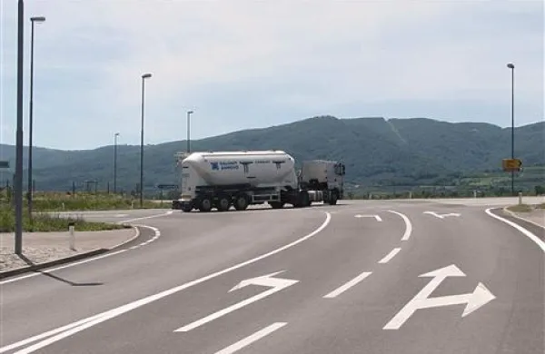 Nevarno križišče je najbolje preurediti  v krožišče. Kdaj se bo to zgodilo, še ni jasno. 