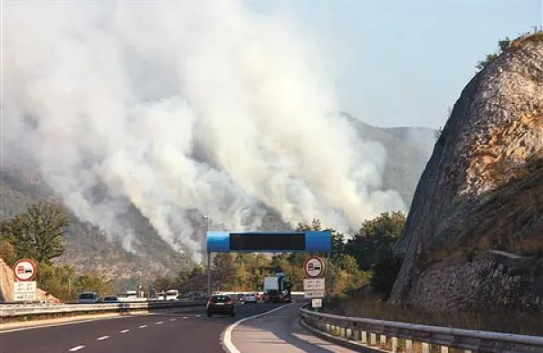 Pol stotnije gasilcev se je včeraj popoldne  spopadalo tudi s požarom nad Prešnico