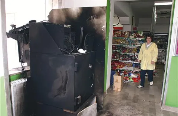 Maja je eksplozija namesto bankomata razdejala trgovino, včeraj pa sta tatova  zbežala