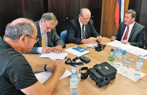 Člani državne volilne komisije so nekaj dela opravili, že preden so začela teči volilna opravila, a kot so se pošalili, so volitve podobne neke vrste naravni katastrofi, na katero se je treba hitro odzvati 