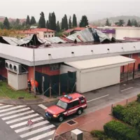 V Šempetru je burja odkrila streho trgovskega centra