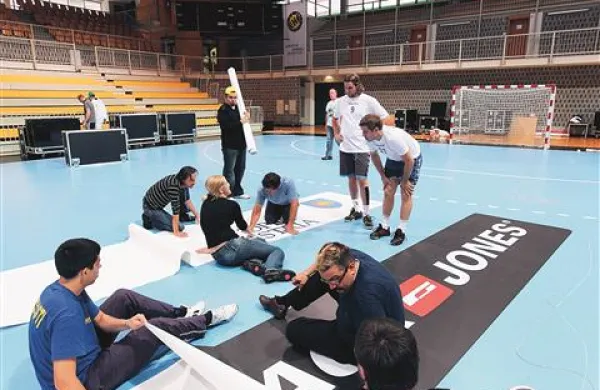 Na podlago gerfloor so včeraj pred treningom Cimosa v Bonifiki s pomočjo navijačev še nameščali nalepke. Delo si ogledujeta Dean Bombač in Uroš Rapotec. 