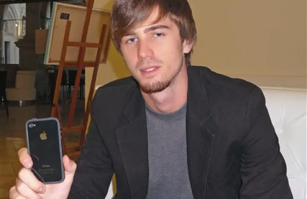 Jernej Strasner s svojim iPhonom. Med prakso v  Jobsovem podjetju se je ogromno naučil, pravi študent koprskega Famnita.