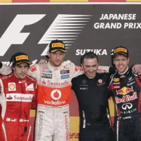 Na zmagovalnih stopničkah v VN Japonske so na stopničkah stali Jenson Butten (zmagovalec), Fernando Alonso kot drugi (prvi z leve) in Sebastian Vettel kot tretji (prvi z desne). 