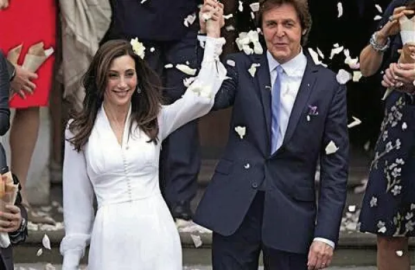 Nekdanji Beatel Paul McCartney je danes v Londonu še tretjič skočil v zakonski jarem. Foto: Reuters