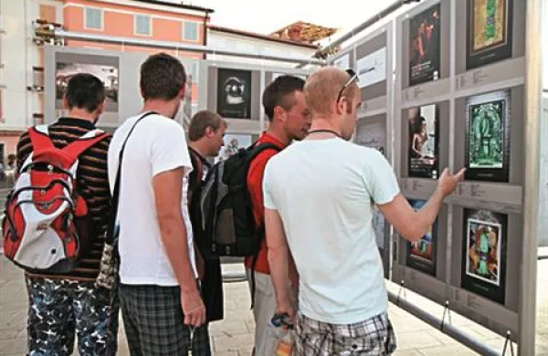 Razstava oglasov na Tartinijevem trgu.