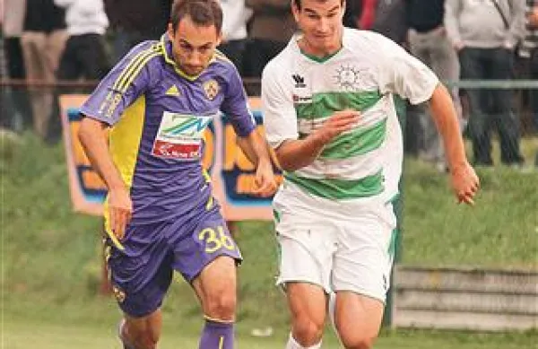 Dino Martinović  (v zeleno-belem dresu, v dvoboju z Alešem Majerjem) je tokrat  pomagal Adriinemu napadu