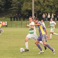 Aleš Puš (v ospredju v zeleno-belem dresu) je na desni  strani imel precej dvobojev    