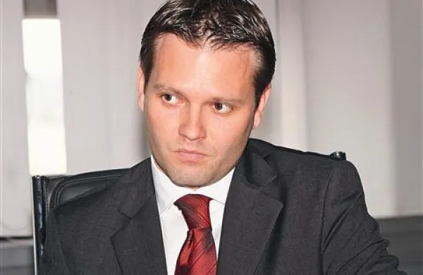 Se Gregorju Veselku maje stolček?