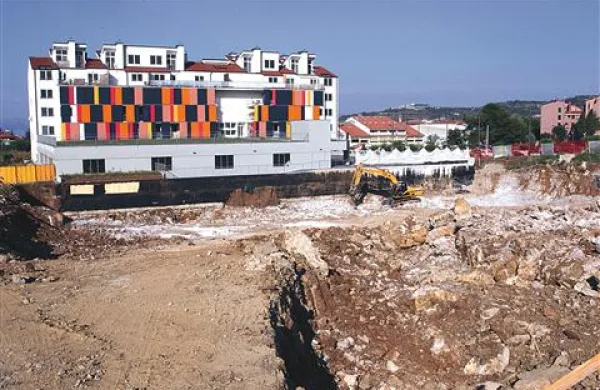 V neprofitnem bloku želi občina urediti še pet stanovanj v kletni etaži. Še prej pa bo po odločbi inšpektorja morala odstraniti nevarna kovinska senčila.