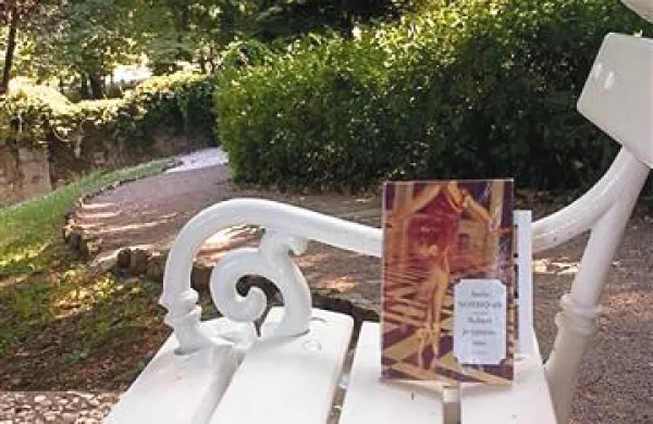 Amelie Nothomb je pred nekaj dnevi vabila svojega bralca na klopci v Botaničnem parku v Sežani