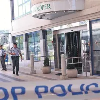 Najbolj spektakularen oborožen rop se je zgodil v lucijski poslovalnici Banke Koper. Roparja sta odnesla rekorden plen, a so jih policisti s pomočjo občanov po nekaj urah prijeli.