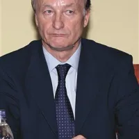 Metod Mezek: “Člani združenja se zavedamo, da bo varčevanje v zavodih nujno, za podlago pa so potrebni sistemski ukrepi. Ob tem se bodo  zaposleni v zdravstvu morali sprijazniti,  da je varčevanje obsežen proces, ki zadeva tudi prevetritev njihovih ugodnosti, če si zares vsi želimo, da ukrepi ne bi prizadeli bolnikov.” 