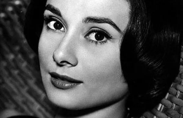 Ameriška romantična komedija Zajtrk pri Tiffanyju, v kateri je Audrey Hepburn ustvarila najbolj vplivno žensko vlogo v zgodovini svetovne kinematografije, letos slavi 50. rojstni dan. 