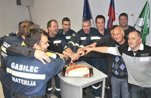V domačem gasilskem domu so jih pričakali svojci, prijatelji in župan, pridne žene in dekleta pa so hitro spekle celo torto