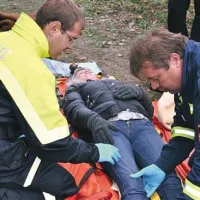 Aljoša Sila (levo) in Saško Udovič med oskrbovanjem “ponesrečenega” dekleta