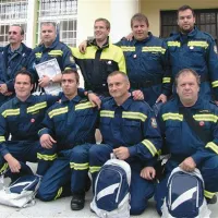 Poveljnik CZ Miran Bogataj (prvi z leve) z najboljšo ekipo prve pomoči v državi: z leve stojijo Valter Fabjančič, Aljoša Sila, Saško Mavrič in Marko Renko, čepijo pa  Bojan Renko, Sandi Fabjančič, Damir Zec in Ivan Babuder. 