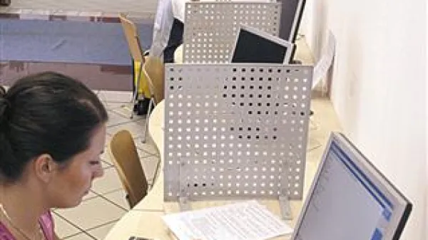 Računalniki bodo prihodnji teden čakali starostnike v številnih krajih. Med njimi je tudi sežanska Kosovelova knjižnica (na fotografiji)