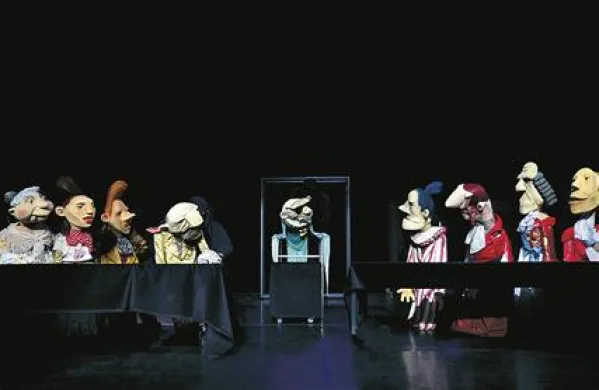 Prizor iz lutkovne predstave Romeo&Julija v režiji Jake Ivanca