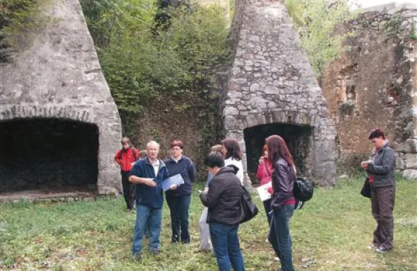 Na zadnjem  študijskem ogledu je lokalnim turističnim  vodnikom   in gostom fužine in drugo   tehnično dediščino ob Hublju predstavil  raziskovalec nekdanjega življenja v mestu Stanislav Bačar    