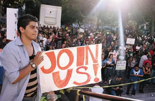 Glavno geslo demonstracij je postalo “Mi smo 99 odstotkov”; to pomeni večino Američanov, ki ne sodi v tisti odstotek najbogatejših, ki ne občuti visoke stopnje brezposelnosti, zadolženosti, nezmožnosti odplačevanje stanovanjskih in študijskih kreditov in revščine. Na fotografiji: protesti pred mestno hišo v Los Angelesu - tamkajšnji mestni svet je celo sprejel resolucijo v podporo demonstrantom