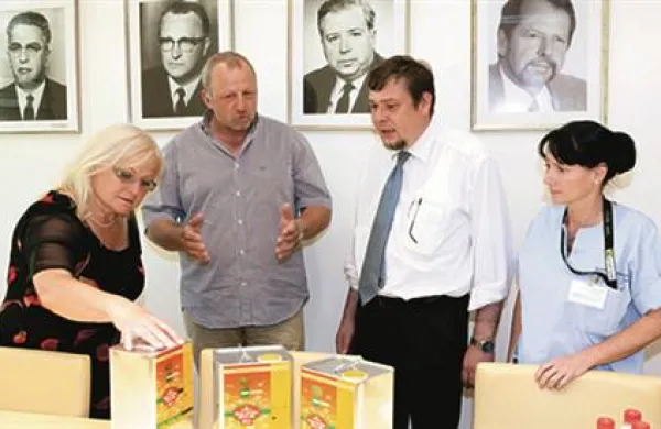 Marinko Hrvatin (drugi z leve) je v imenu zadruge predal oljčno olje predstavnikom Pediatrične klinike: Biserki M. Meden, dr. Roku Orlu in Aniti Štih (z leve)