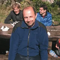 Leon Kos (v ospredju) v družbi pokalnih zmagovalcev, absolutnega Simona Aliča (levo) in  Aleša Štora, najboljšega v kategoriji starejših članov, kamor vsi sodijo