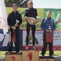 Najhitrejši moški, z leve: David Daris, Simon Alič (tradicionalni pršut za najhitrejšega), Ivan Hrastovec