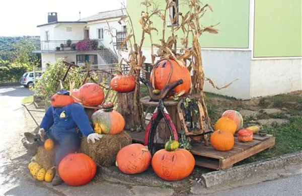 Ob glavni vaški cesti so obiskovalce pozdravljale domiselne skulpture iz buč