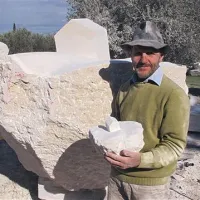 Graziano Pompili z modelom in končno upodobitvijo svojega koncepta pokrajine
