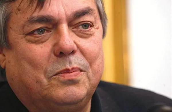 Drago Jančar je mnenja, da bi nad projektom EPK morala od vsega začetka bdeti skupina pri vladi in skupina pri občini, ne pa da v težkih okoliščinah sorazmerno sama dela skupina mladih ljudi