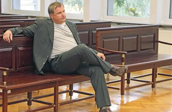 Nekdanji prvi mož SGP v likvidaciji Miha Šegula trdi, da podpis na spornem dokumentu ni njegov
