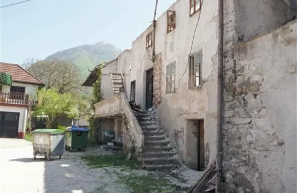 Podrtije sredi naselja kazijo videz Čezsoče in so  nevarne za okolico, opozarja bovški podžupan Valter Mlekuž, doma prav iz Čezsoče