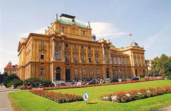 Na trgu maršala Tita v Zagrebu se nahaja Hrvaško narodno gledališče