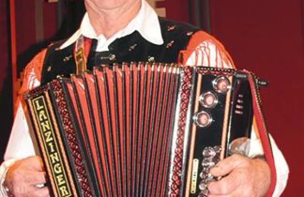 Lojze Slak s svojo harmoniko.
