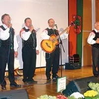 Ansambel Lojzeta Slaka je pogosto nastopal med Slovenci na tujem, tudi v zamejstvu.