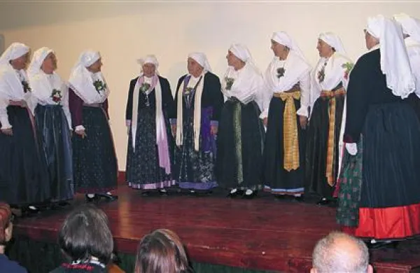 Ženska pevska skupina KD Kraški šopek je nastopila v pisanih kraških oblačilih in požela močan aplavz občinstva