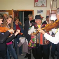 Na koncu, ko je bilo v dvorani nadvse veselo, so združili moči in jo skupaj urezali dekleti iz Zingelcov in dva godca KD Kraški šopek
