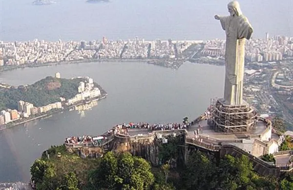 V sredo so v Riu de Janeiru slavnostno obeležili 80-letnico najbolj slavnega brazilskega kipa Jezusa Kristusa. 