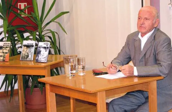 Pisatelj Aldo Černigoj na predstavitvi v Ajdovščini